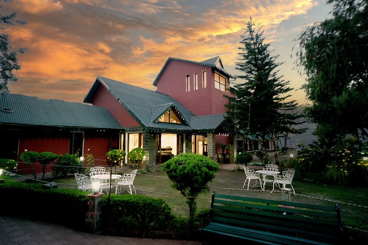 Marvel Hills cottages and lawn with garden chairs at sunset